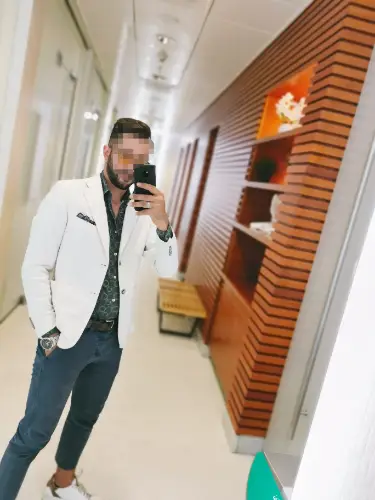 Accompagnatore gigolo Momi