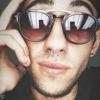 Accompagnatore gigolo Ash