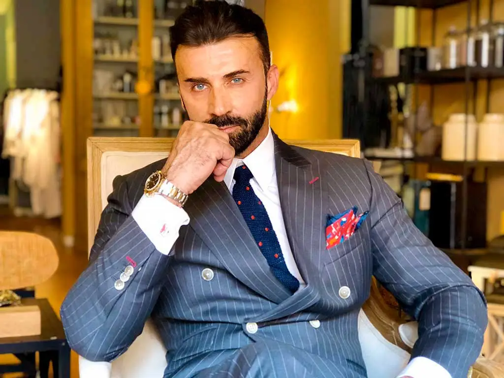 Roy un ACCOMPAGNATORE GIGOLO positivo