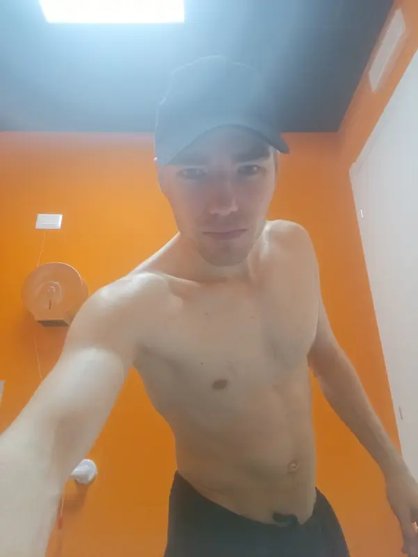 Desiderio senza limiti: lasciati travolgere dal piacere con me, il tuo gigol&ograve; esclusivo