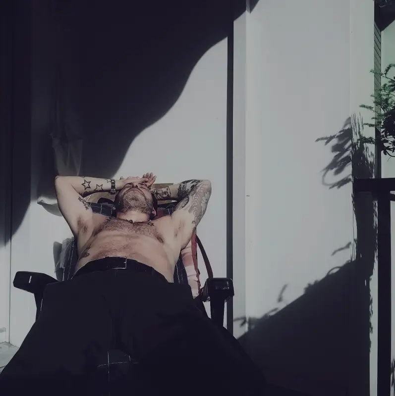 Uomo italiano affascinante. 