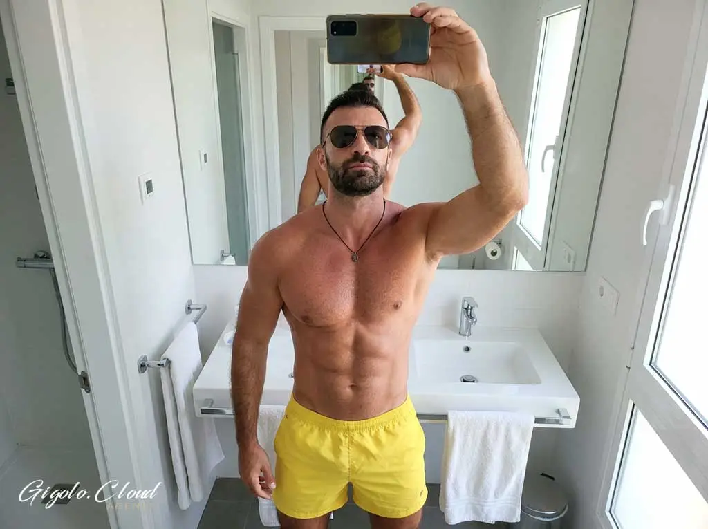 Foto selfie nei profili da gigolo: perch&eacute; non funzionano (e cosa fare invece)