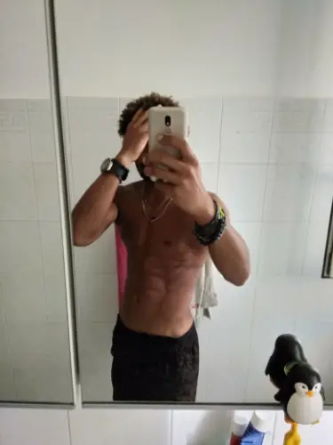 Accompagnatore gigolo Nay