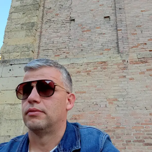 Accompagnatore gigolo Luciano 82