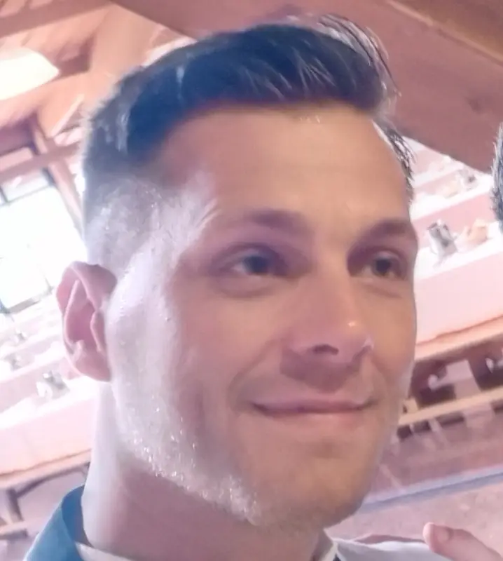 Accompagnatore simpatico affamato creativo