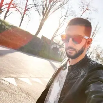 Accompagnatore gigolo Momi