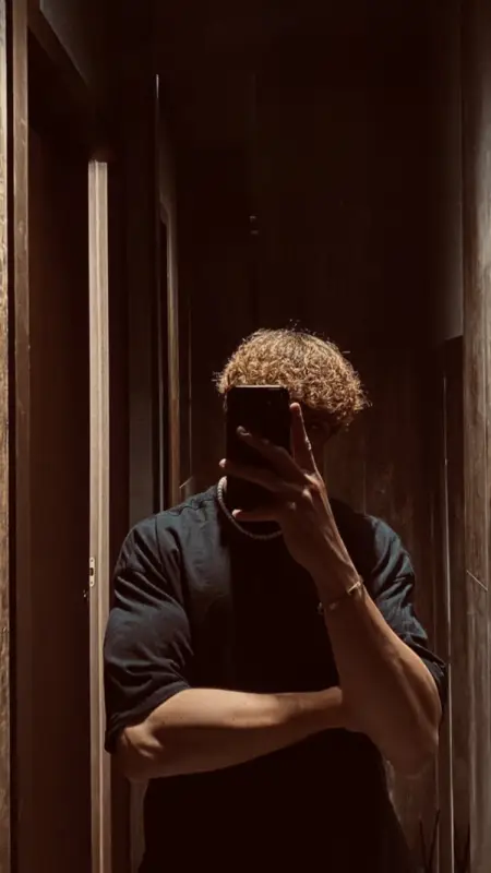 Giovane gigolo per donne 