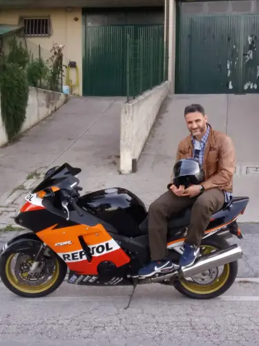 Accompagnatore gigolo Halan