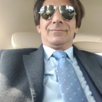 Accompagnatore gigolo Carmin