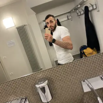 Accompagnatore gigolo Bender