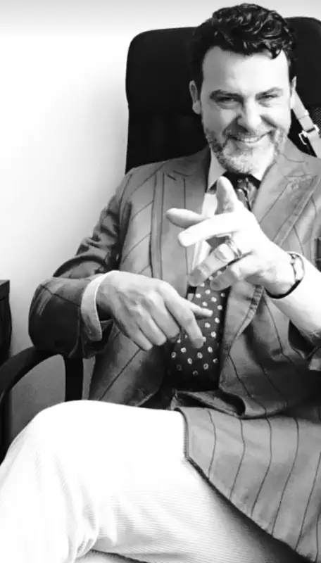 Affascinante uomo gentleman coach per donne. 