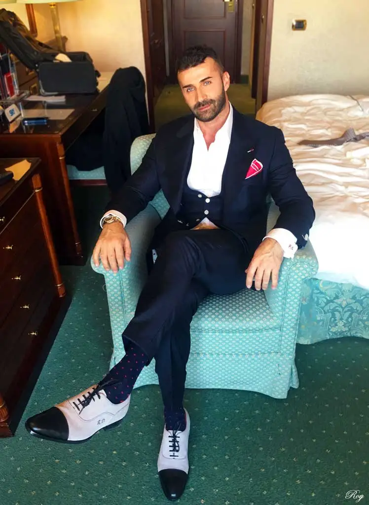 Preferisci un GIGOLO ETERO  o uno Gigol&ograve; gay?