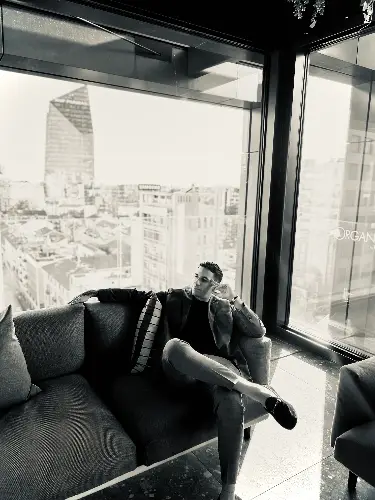 Accompagnatore gigolo Theo