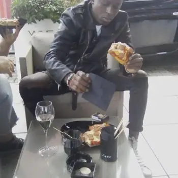 Accompagnatore gigolo Gabra