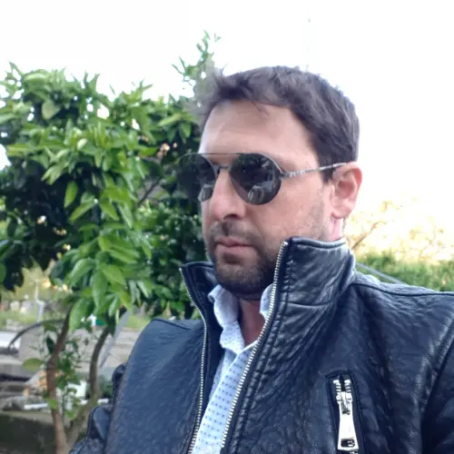 Accompagnatore gigolo Mano