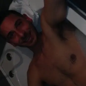 Accompagnatore gigolo Leonida31