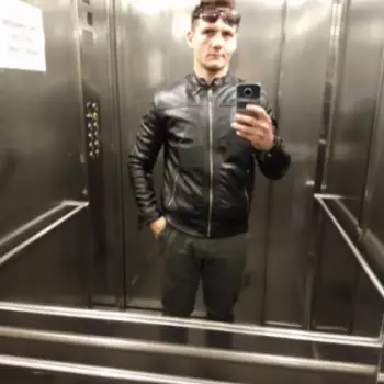 Accompagnatore gigolo Voja