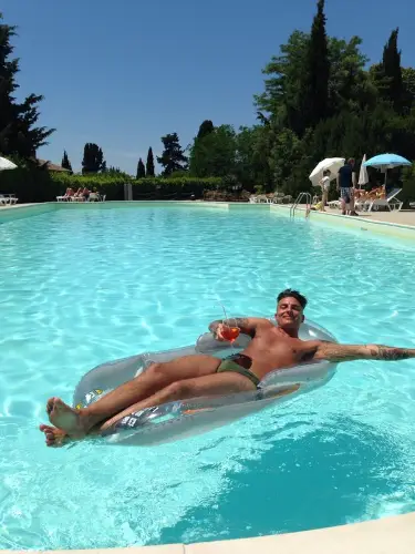 Accompagnatore gigolo Tatuato