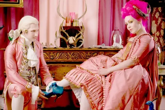 Cavalier servente e Accompagnatore per Donne: Un Confronto tra Passato e Presente