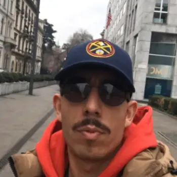 Accompagnatore gigolo Chanel