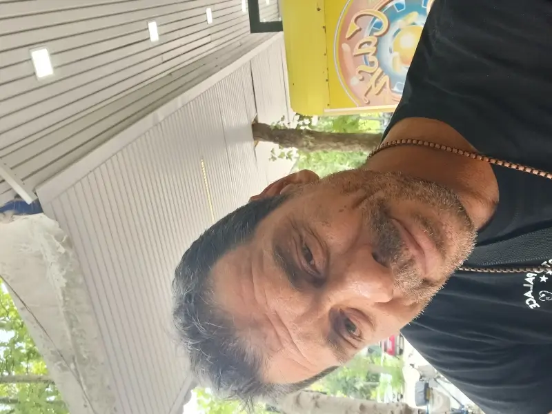 Uo.o 50 enne  a cesenatico  no  auto munito disponibile come accompagnatore e per serate di sesso  solo  cesenatico o chi ospitarla presenza gentile 