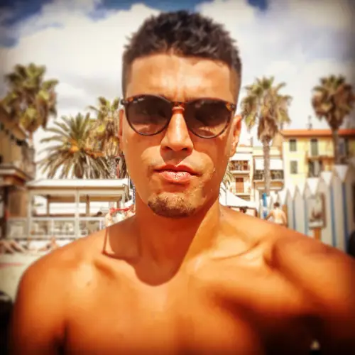 Accompagnatore gigolo Abull