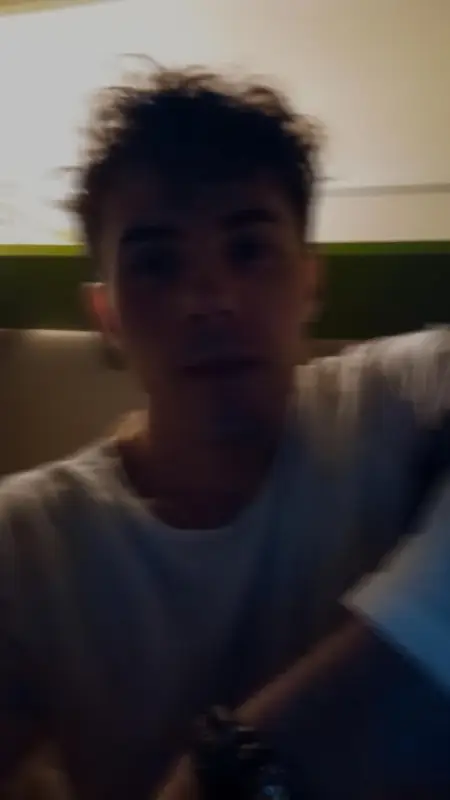 Giovane ragazzo gay maschile cerca giovani ragazzi etero e belli a cui leccare i piedi e giocarci