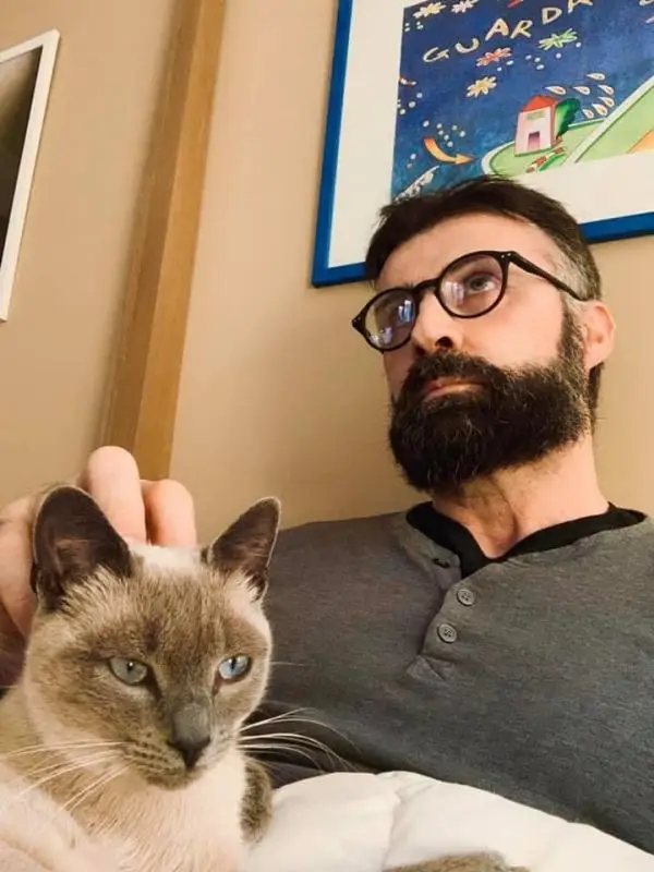 Roy Dolce con la sua gatta