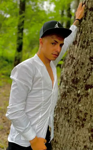 Accompagnatore gigolo Riccardo Zeler