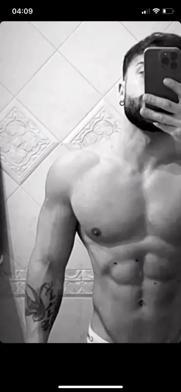 Giovane timido cerca nuove esperienze per crescere e imparare