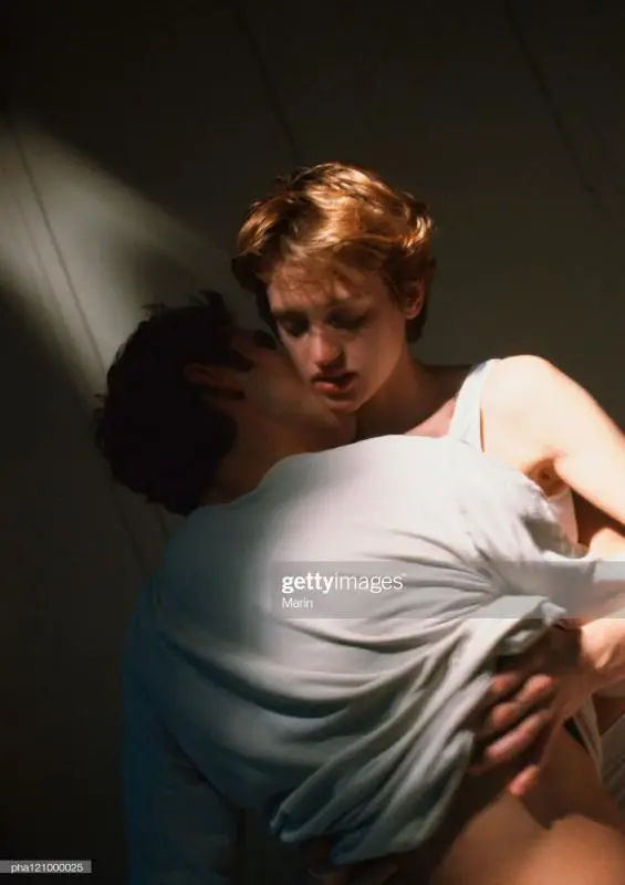 Mentre l'uomo tradisce la donna va a gigolo